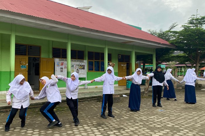Serunya Game Ular Melingkar: Cara Unik PMR MTsN 2 Kota Jambi Bangun Kekompakan