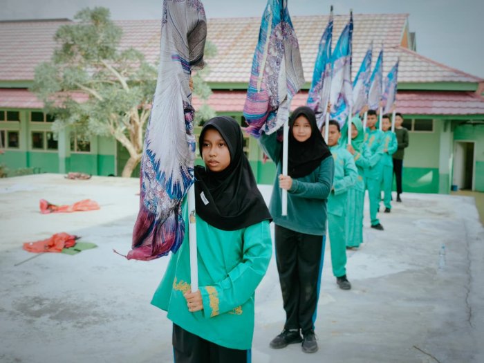 Latihan Rutin Ekskul Drumband: Prioritaskan Kekompakan Tim Colorguard Latihan Rutin Ekskul Drumband: Prioritaskan Kekompakan Tim Colorguard