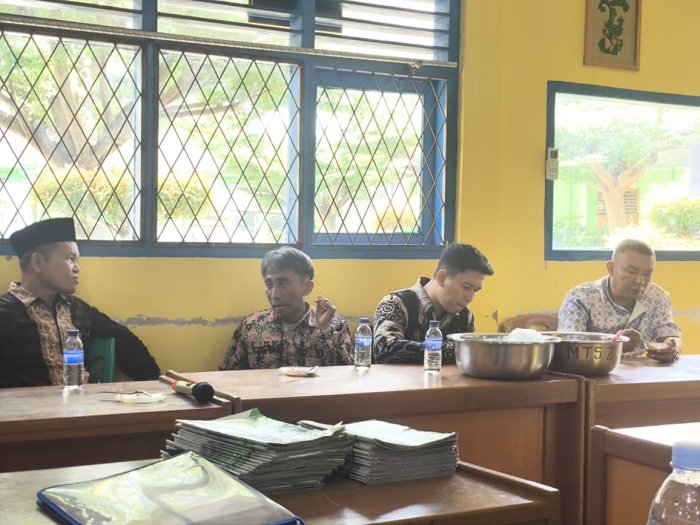 Tim PENMAD Kemenag Kota Jambi Ngerujak Bareng Kepala Madrasah dan GTK MTsN 2 Kota Jambi