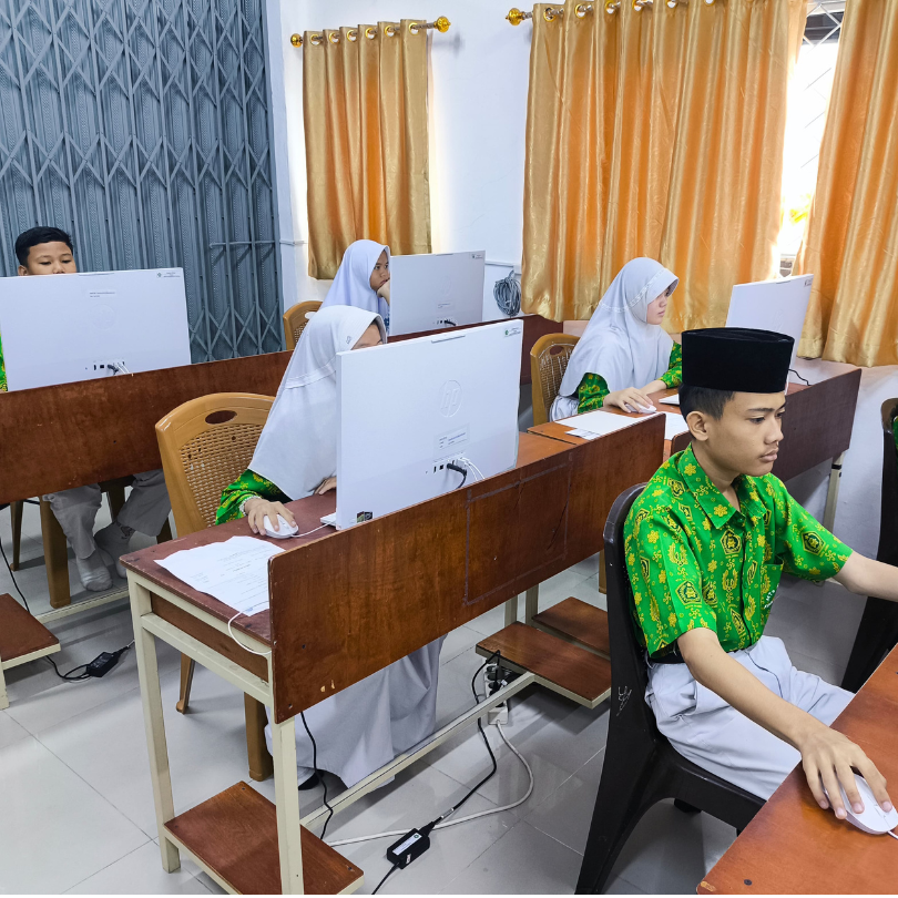 Tes Computer-Based Test (CBT) untuk SNPDB MAN Insan Cendekia Digelar di MTsN 2 Kota Jambi