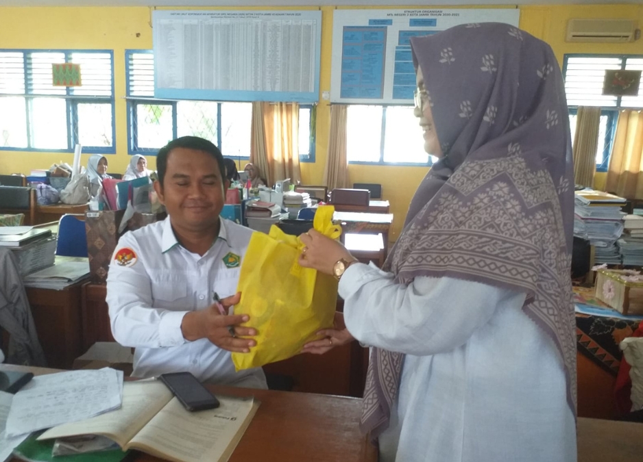 Guru MTsN 2 Jambi Berbagi Kepedulian Lewat Ramadhan Ekstravaganza