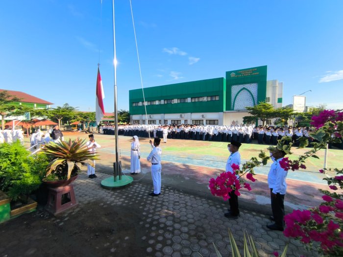 Upacara Bendera MTsN 2 Kota Jambi: Kelas 9C Tampil Tertib, Ibu Silmiyah Tegaskan Akhlak di Atas Ilmu