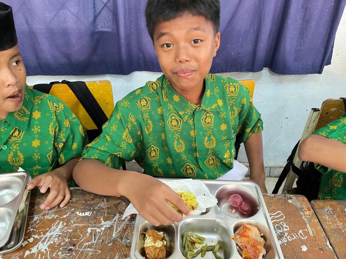 Kelas 8G MTsN 2 Kota Jambi Jalani MBG dengan Disiplin dan Semangat