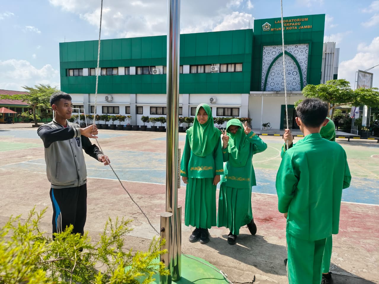 Kelas 9G MTsN 2 Kota Jambi Gelar Latihan Upacara untuk Persiapan Hari Senin