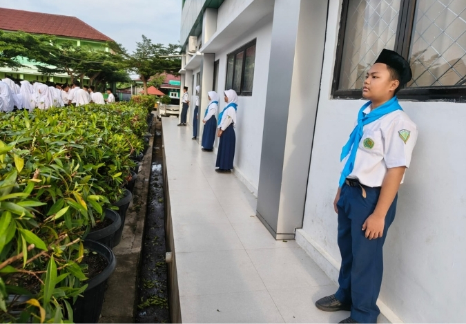 Senin Pagi Tak Hanya Tentang Barisan, PMR MTsN 2 Kota Jambi Siaga Menjaga Kesehatan