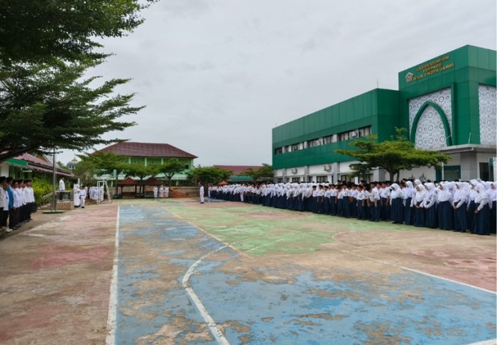 Kamad Tekankan Disiplin, MTsN 2 Kota Jambi Rayakan Sukses Aksioma 2025
