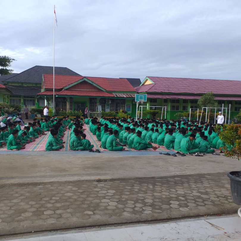Sholat Dhuha Berjamaah Membuka Cahaya Pesantren Kilat di MTsN 2 Kota Jambi