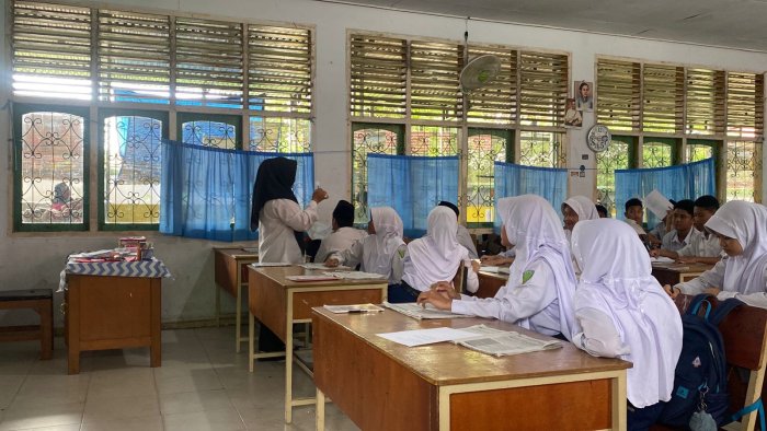 Smart TV  Temani Siswa 8B Menyelami Nilai Kepedulian Sosial