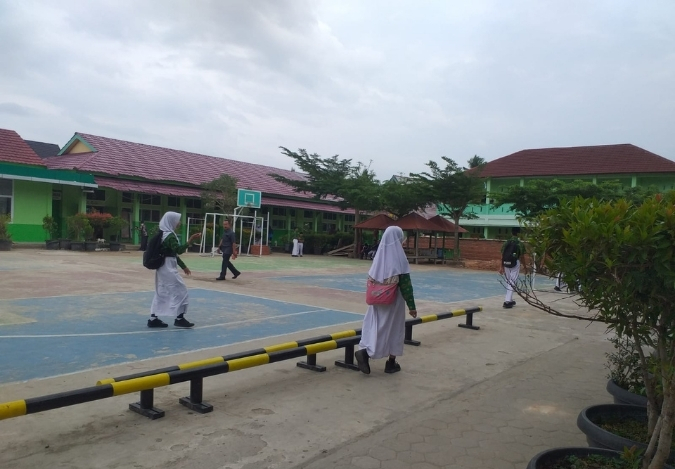 Langit Kelabu Sambut Siswa, Petugas Kebersihan Tetap Siaga Langit Kelabu Sambut Siswa, Petugas Kebersihan Tetap Siaga