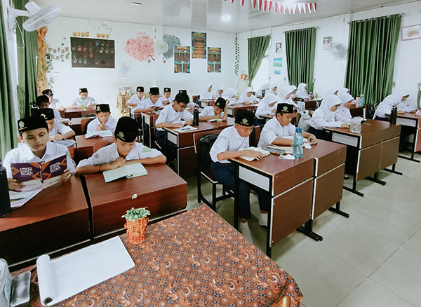 Saat Luring, Siswa MTsN 2 Kota Jambi Kembali Rawat Tradisi Tadarus Pagi