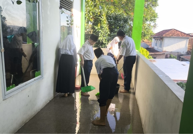 Pasca Hujan Deras, Siswa Kelas 7 Gelar Aksi Bersih-Bersih