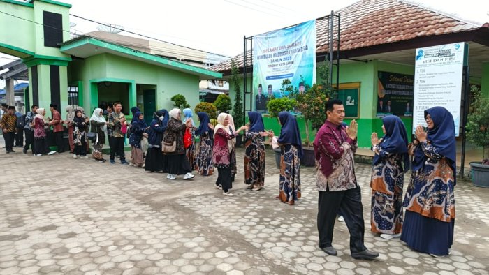 MTsN 2 Kota Jambi Bersama MIN dan MAN 2 Sambut Tim Kemenag Kota Batam dengan Hadroh, Tari, dan Duta Masanda