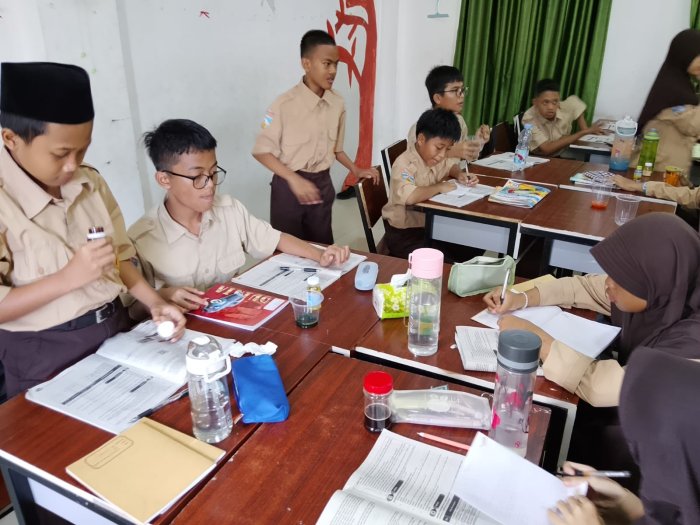 Kelas 7H Belajar Konsep Archimedes Lewat Praktik Sederhana Bersama Ibu Siti Fatimah Kelas 7H Belajar Konsep Archimedes Lewat Praktik Sederhana Bersama Ibu Siti Fatimah