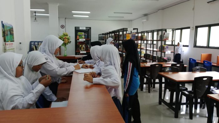 Duta Pustaka MTsN 2 Kota Jambi: Bergiliran Menjaga Ruang Literasi Madrasah Duta Pustaka MTsN 2 Kota Jambi: Bergiliran Menjaga Ruang Literasi Madrasah