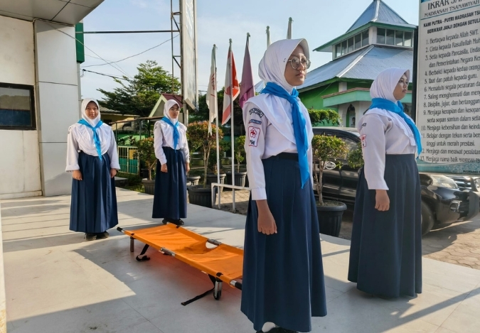 PMR Jalankan Tugas Kesehatan di Tengah Upacara yang Terik