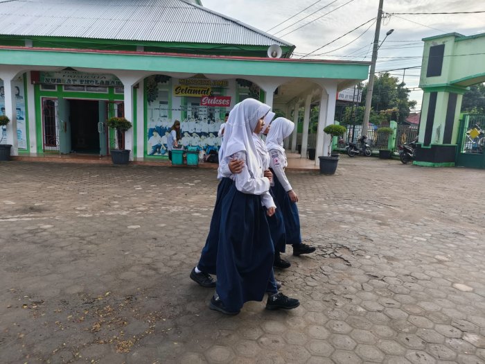 Anggota PMR MTsN 2 Kota Jambi Kembali Buktikan Kepedulian di Lapangan Upacara